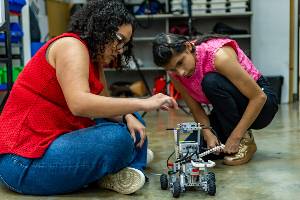 Mujeres jóvenes participando en taller de robótica de la Fundación Omar Dengo