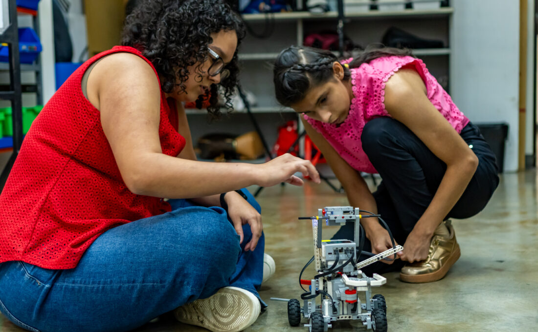 Mujeres jóvenes participando en taller de robótica de la Fundación Omar Dengo
