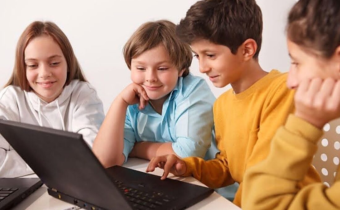 Niños y jóvenes usando una computadora portátil